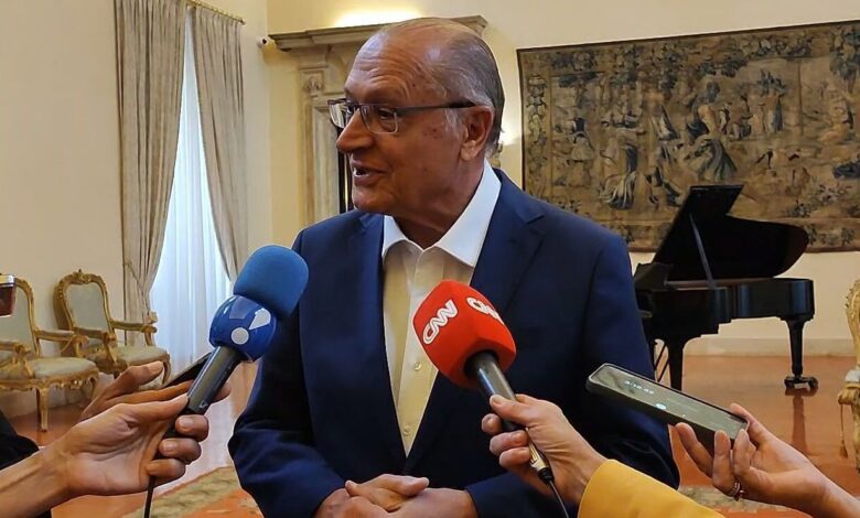 Alckmin afirma que governo cumpre protocolos contra gripe aviária no RS
