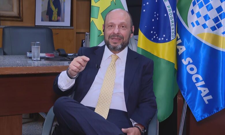 Chefe do INSS admite falha em mecanismos contra fraudes do governo