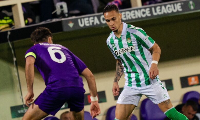 Betis vence Fiorentina com gol de Antony e avança à final da Conference League