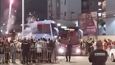 Botafoguenses confundem ônibus e fazem festa para título do Estudiantes