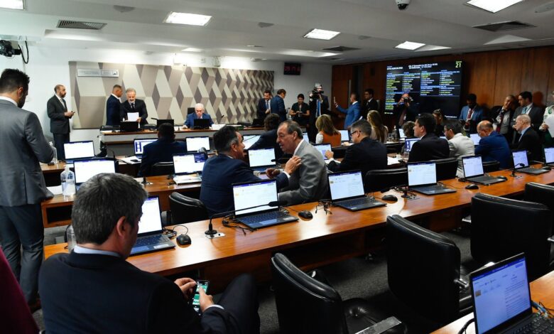 Oposição articula CPMI do INSS para pressionar governo após recesso