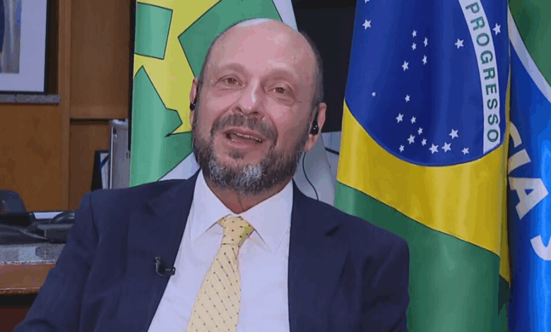 Presidente do INSS afirma que descontos suspensos exigem novo modelo do governo