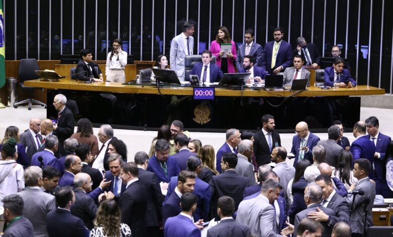 Câmara aprova aumento de deputados para 531 e avança no Congresso