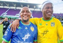 Ronaldinho e Roberto Carlos brilham em novo gol magistral