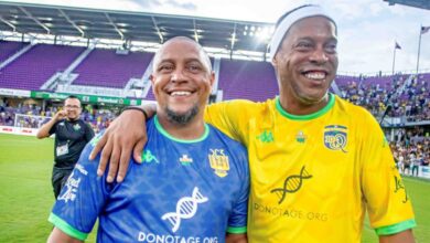 Ronaldinho e Roberto Carlos brilham em novo gol magistral