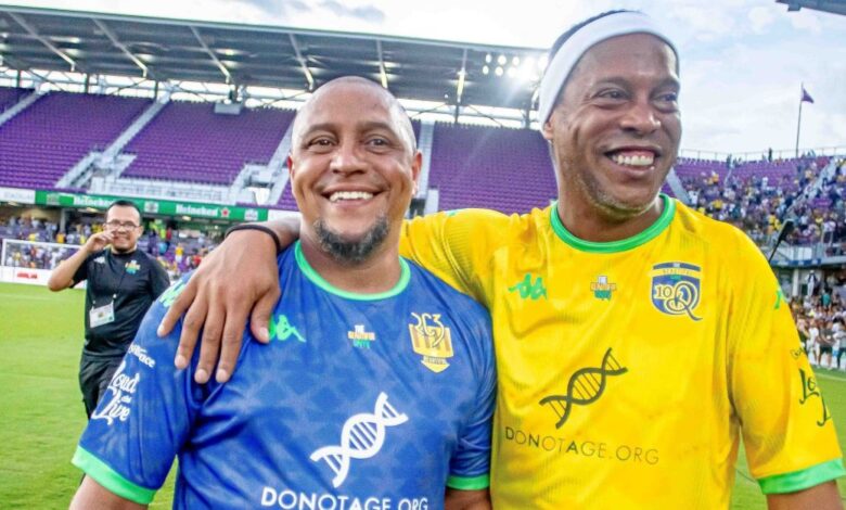 Ronaldinho e Roberto Carlos brilham em novo gol magistral