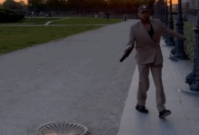 Daniel Alves celebra vitória dançando em passeio por Paris
