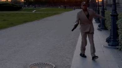 Daniel Alves celebra vitória dançando em passeio por Paris