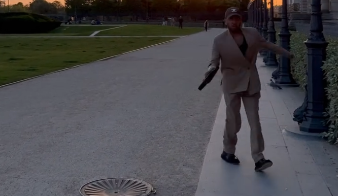Daniel Alves celebra vitória dançando em passeio por Paris
