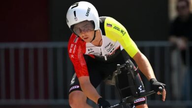 Ciclista evita colisão com cabra em prova emocionante