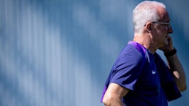 Dorival critica pênalti de Memphis em derrota do time