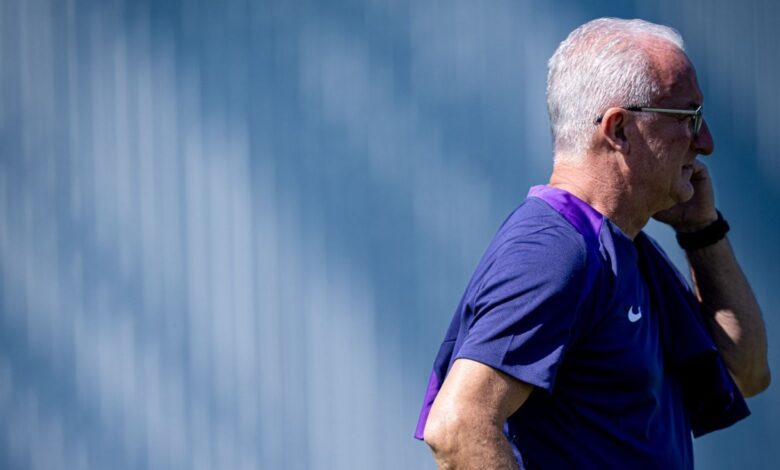 Dorival critica pênalti de Memphis em derrota do time