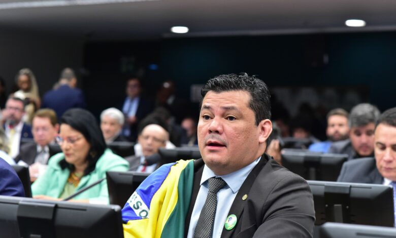 Conselho de Ética suspende Gilvan da Federal por três meses no Congresso