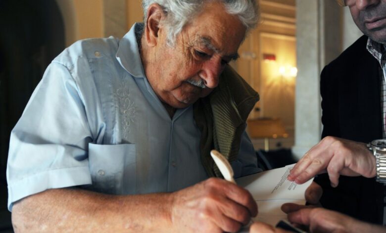 Ministros do governo Lula lamentam morte de Mujica
