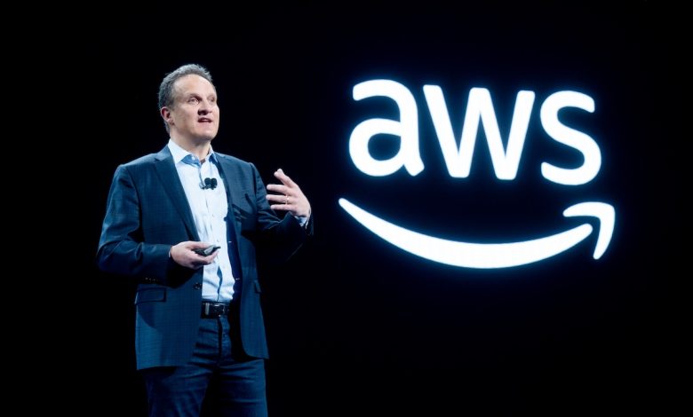 AWS anuncia saída do CEO Adam Selipsky em gestão cloud