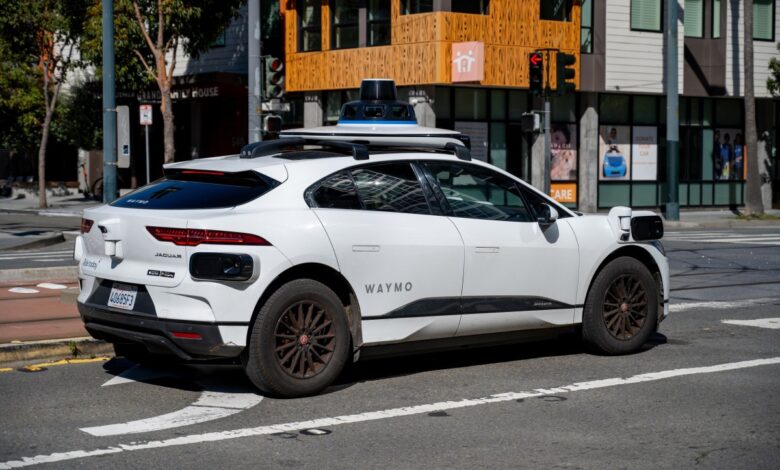 Waymo faz recall de 1.200 robô-táxis após colisões
