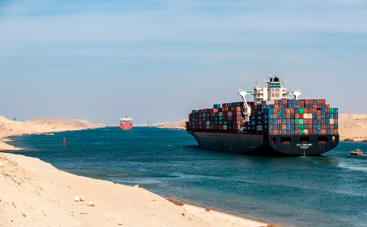 Canal de Suez oferece desconto de até 15% nas tarifas de trânsito