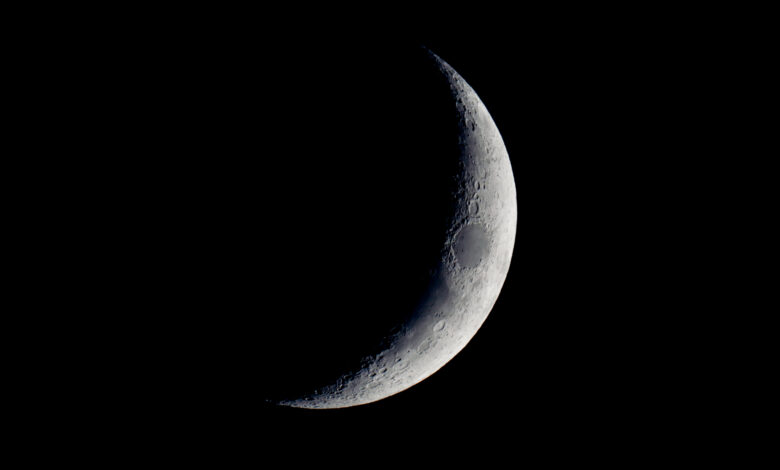 NASA observa cicatriz lunar escurecendo a lua crescente em 30 de maio