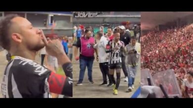 Torcida xinga Neymar; craque rebate em clássico de deboche