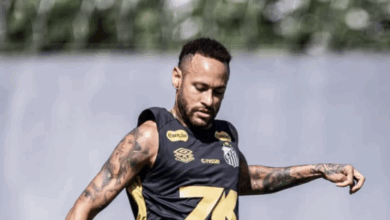 Neymar treina e anima torcida do Santos por vitória no clássico