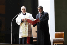 Apresentador comemora vitória simbólica com notícia do Papa