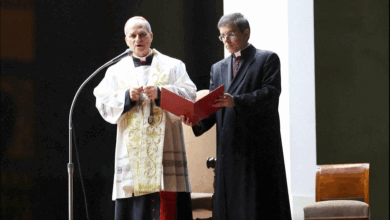 Apresentador comemora vitória simbólica com notícia do Papa