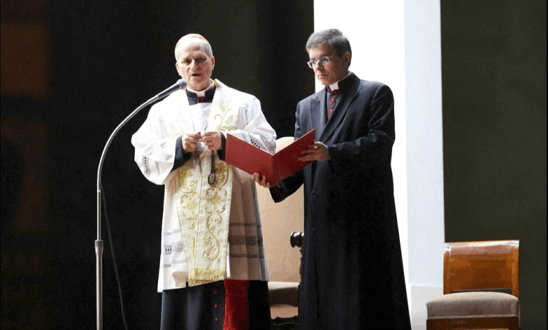 Apresentador comemora vitória simbólica com notícia do Papa