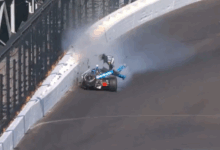 Piloto da Indy bate em treino e sai de maca
