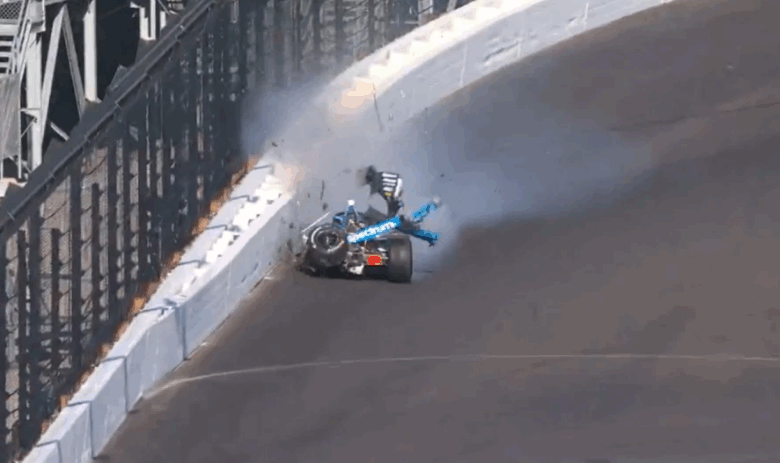 Piloto da Indy bate em treino e sai de maca