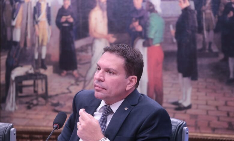 CCJ aprova suspensão de ação penal contra Ramagem no STF sobre plano de golpe