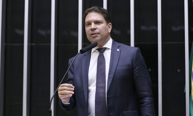 Câmara suspende ação penal contra Ramagem no Congresso
