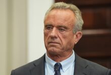 RFK Jr. leva netos para nadar em lâmpada tóxica