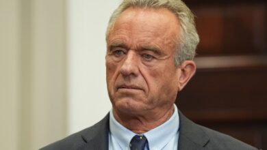 RFK Jr. leva netos para nadar em lâmpada tóxica