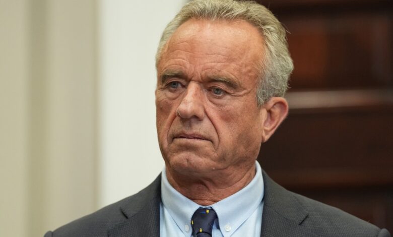 RFK Jr. leva netos para nadar em lâmpada tóxica