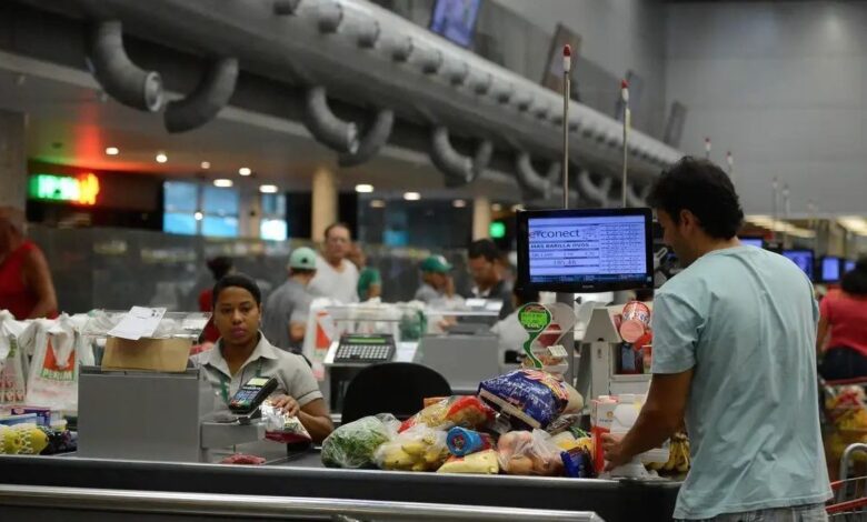 Dieese aponta alta da inflação da cesta básica em 15 capitais em abril