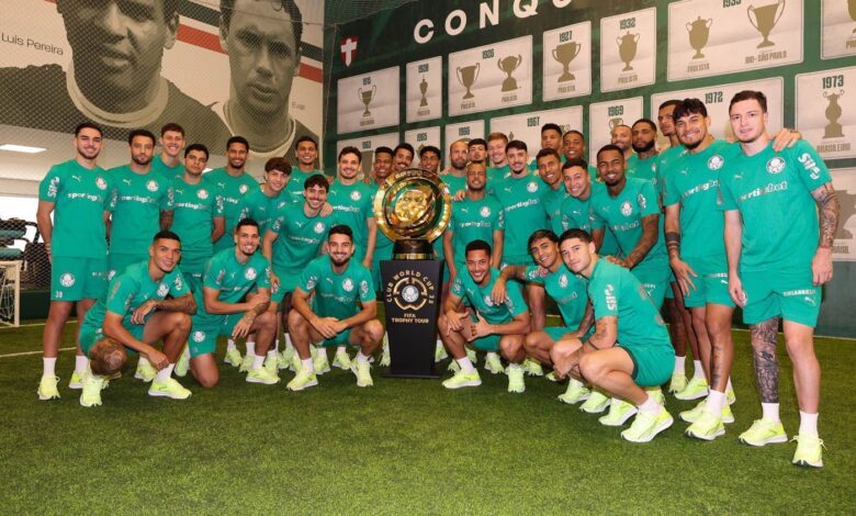 Palmeiras exibe taça do Mundial em clássico contra o São Paulo