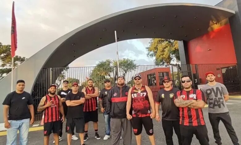 Organizada do Athletico vai ao CT e enfrenta derrota sem diretoria