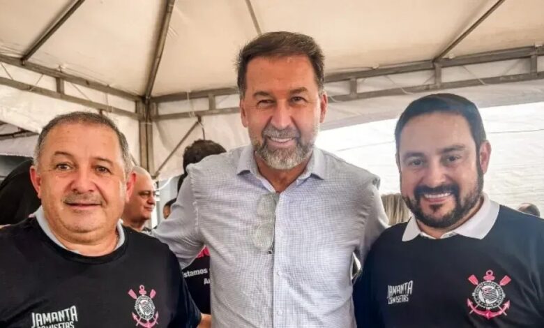 Corinthians oficializa meia que busca seu primeiro gol