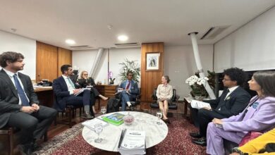 Gleisi recebe grupo que defende arquivamento de PL no Congresso