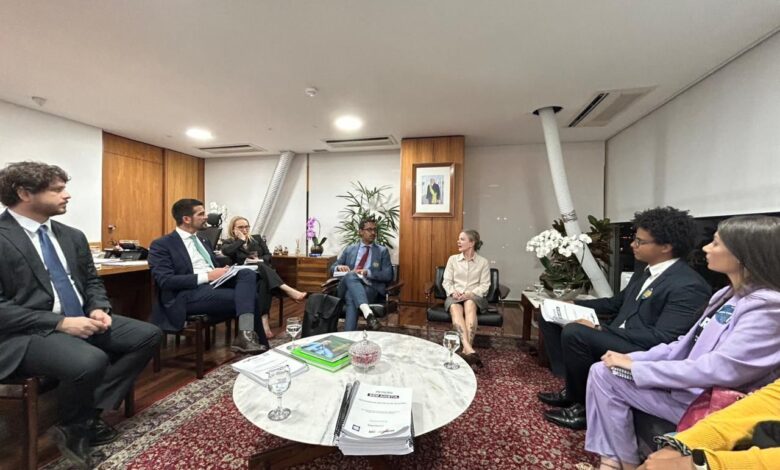 Gleisi recebe grupo que defende arquivamento de PL no Congresso