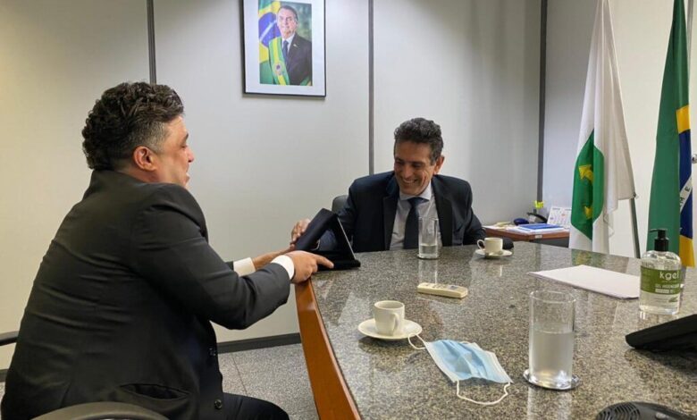 Diretor do MTE homenageado por entidade investigada pede demissão no governo