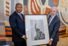 Lula presenteia presidente de Angola e fortalece governo">