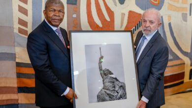 Lula presenteia presidente de Angola e fortalece governo">