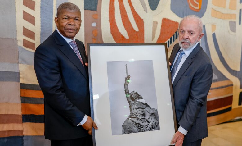 Lula presenteia presidente de Angola e fortalece governo">