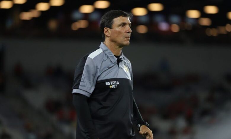 Criciúma demite técnico Zé Ricardo após derrota
