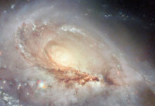 Hubble registra galáxia espiral distorcida em órbita