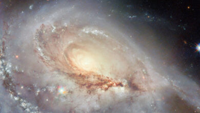 Hubble registra galáxia espiral distorcida em órbita