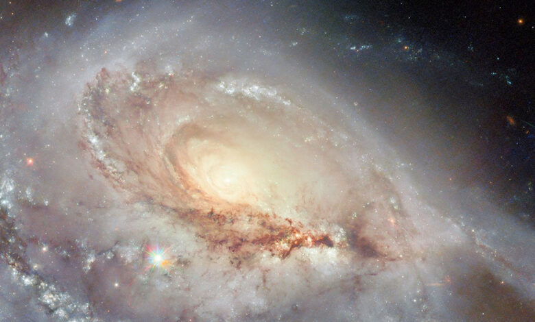 Hubble registra galáxia espiral distorcida em órbita