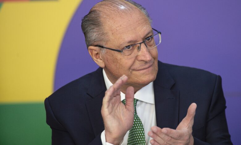 Alckmin visita feira do MST e dialoga sobre governo
