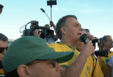 Bolsonaro defende anistia em ato e critica governo